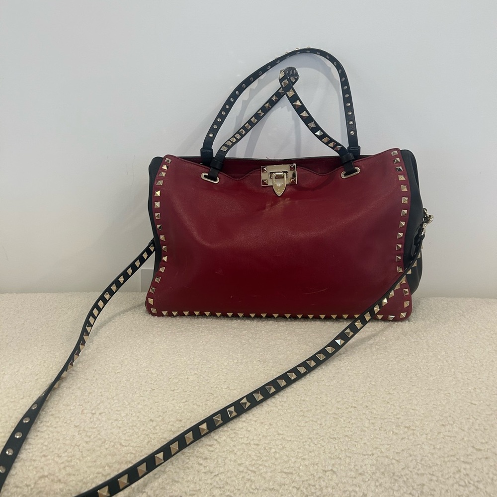 VALENTINO GARAVANI
Medium Rockstud Tote Marine red and black